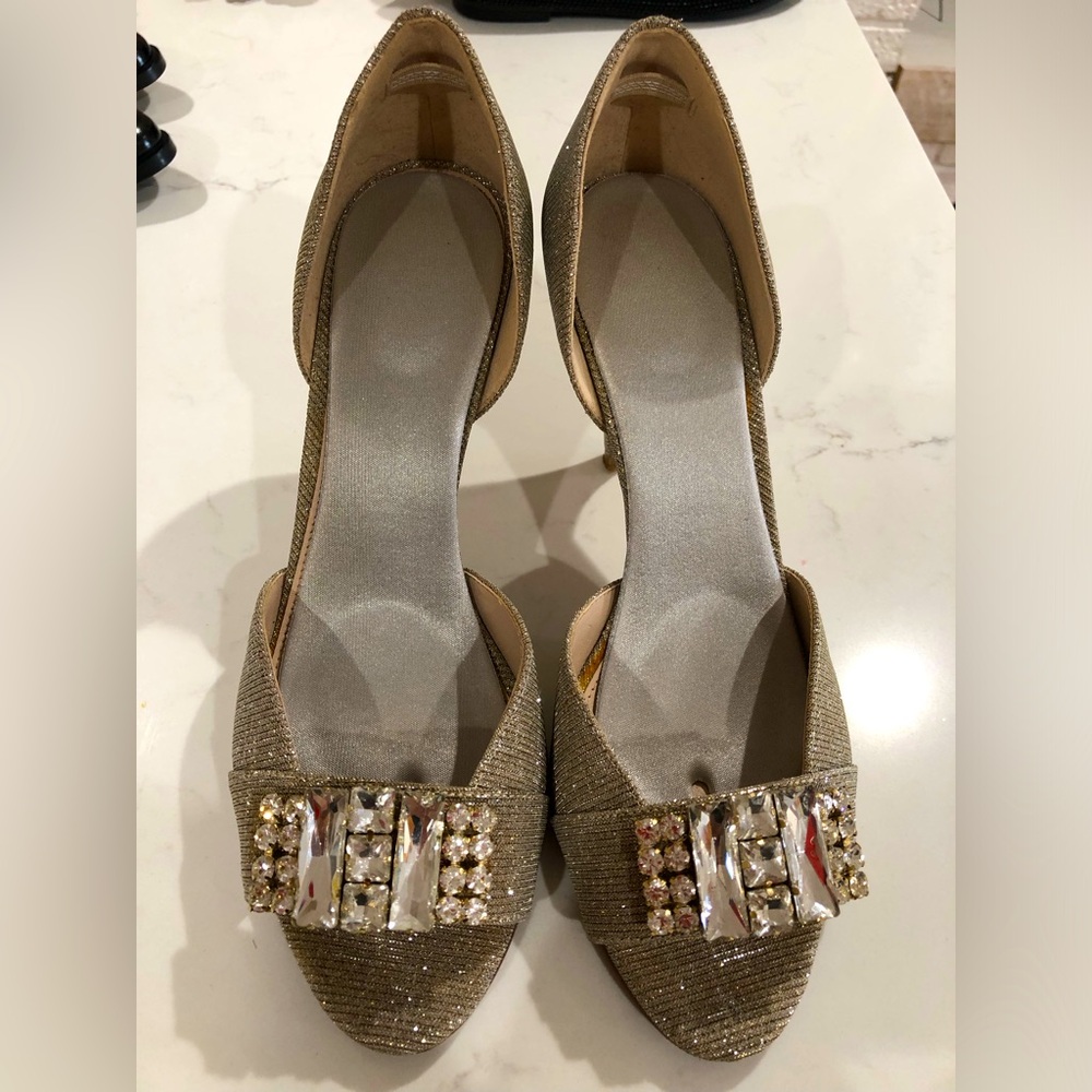 Pelle Moda Women’s Evening Bedazzled Gold Tone Shoe. Size 8.5 M